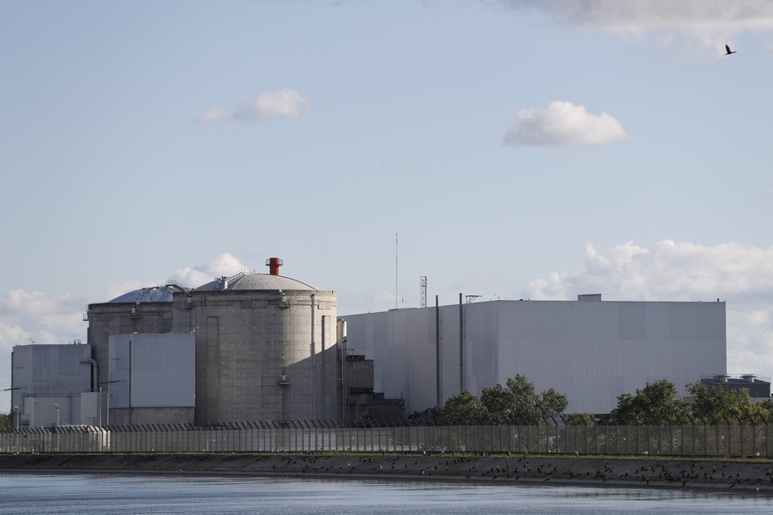 ARCHIV - 29.06.2020, Frankreich, Fesseinheim: Blick auf das Atomkraftwerk Fessenheim in Ostfrankreich. Angesichts des geplanten Ausbaus der Atomkraft werden in Frankreich 100