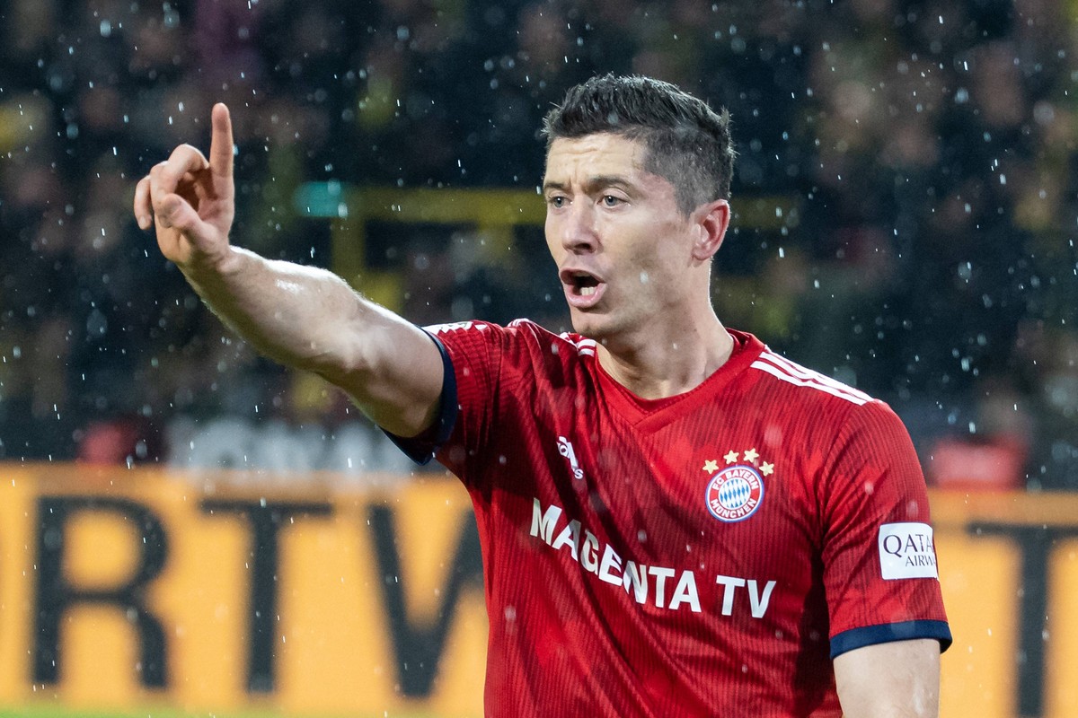 10.11.2018, xkvx, Fussball 1.Bundesliga, Borussia Dortmund - FC Bayern Muenchen emspor, v.l. Torjubel, Abseitstor, Tor zum 3:3 durch Robert Lewandowski (FCB - FC Bayern Muenchen) / gibt Anweisung, ges ...