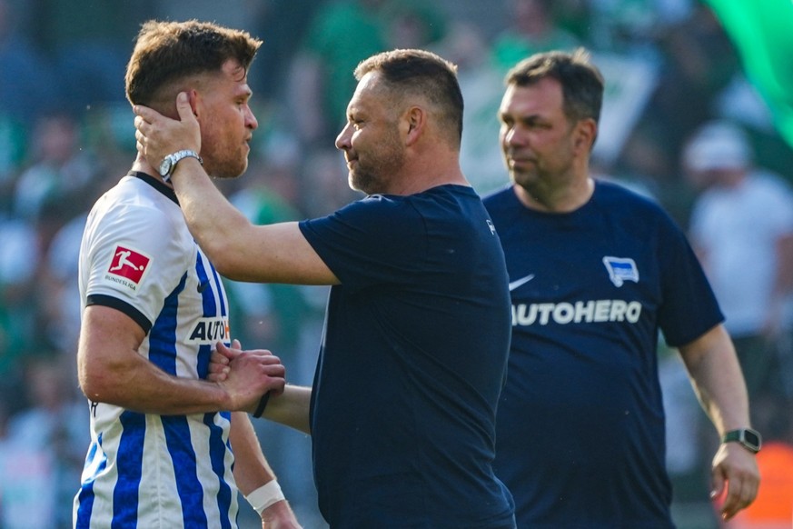 22.04.2023, Berlin: Fußball: Bundesliga, Hertha BSC - Werder Bremen, 29. Spieltag, Olympiastadion, Herthas Cheftrainer Pal Dardai (M) tröstet nach Spielende seinen Spieler Herthas Florian Niederlechne ...