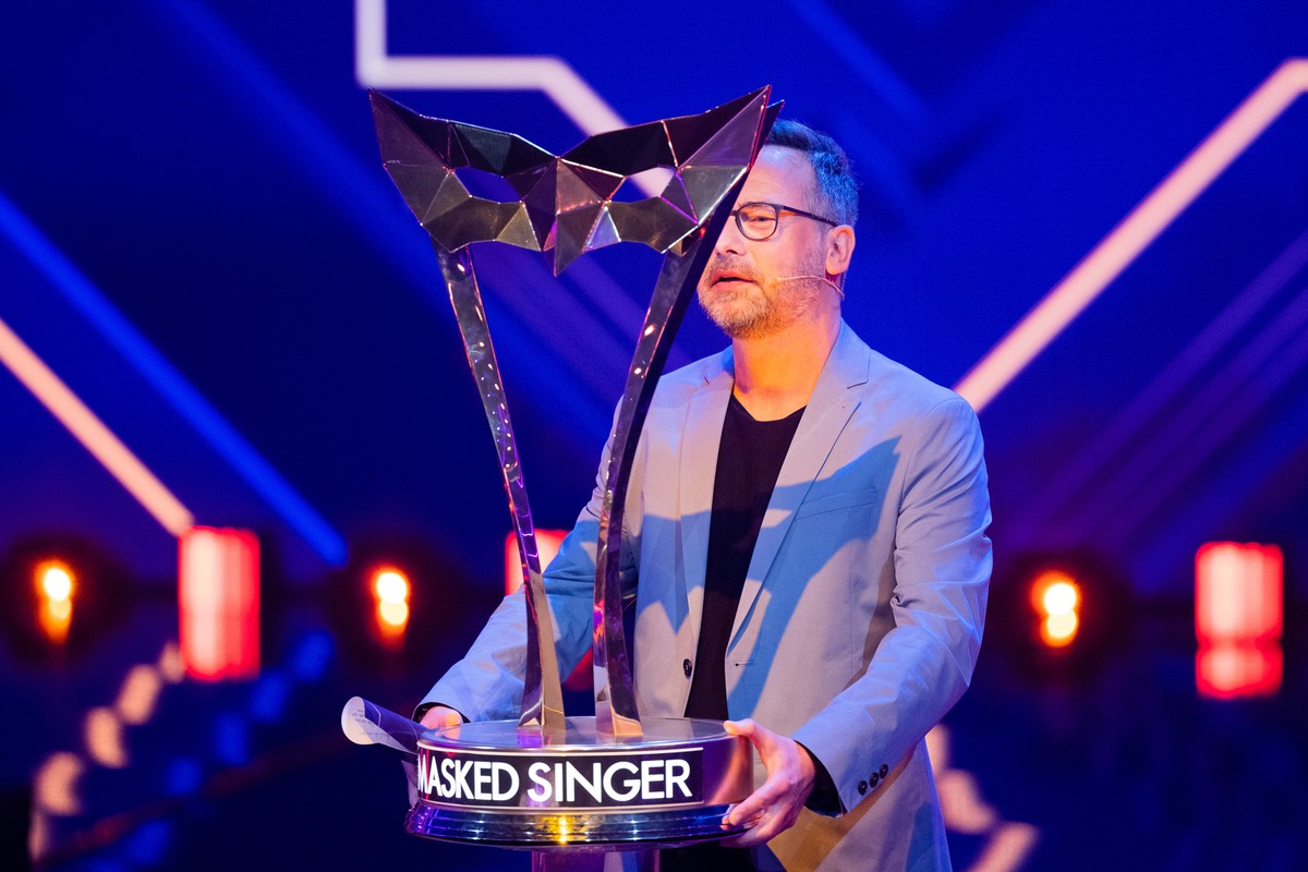 26.03.2022, Nordrhein-Westfalen, K�ln: Matthias Opdenh�vel steht auf der B�hne hinter dem Siegerpokal in der Prosieben-Show &quot;The Masked Singer&quot;. Foto: Rolf Vennenbernd/dpa +++ dpa-Bildfunk + ...