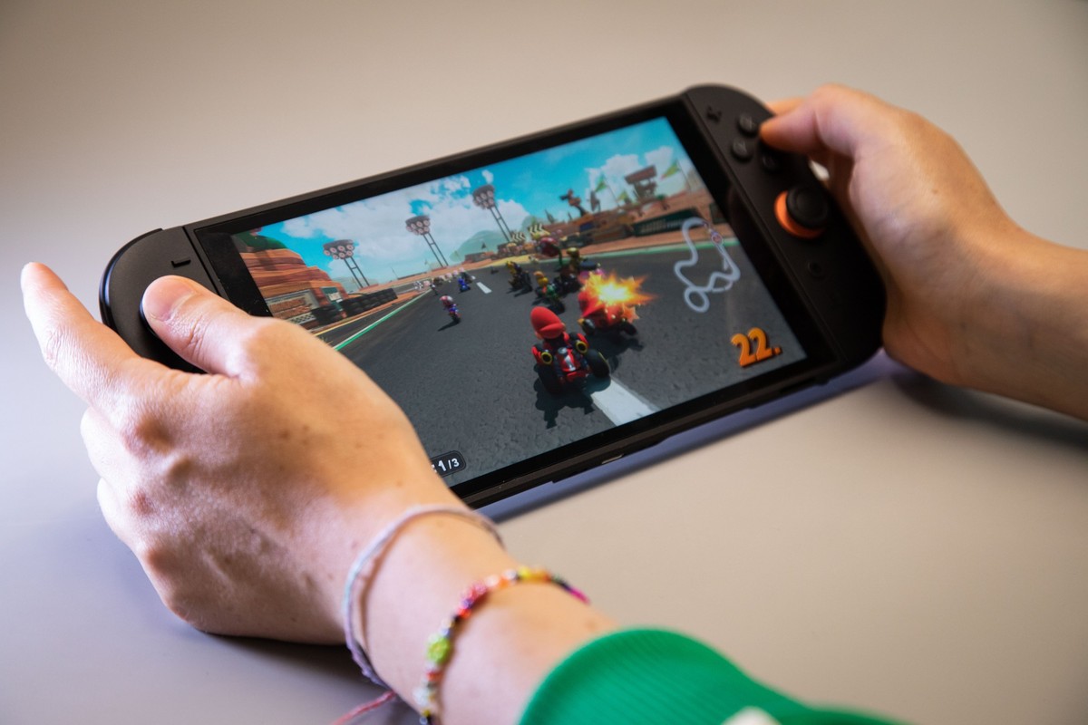 ILLUSTRATION - Die Switch 2 im Handheld-Modus. (zu dpa: �Nintendo Switch 2 im Test: Die 470-Euro-Mario-Kart-Maschine�) Foto: Christin Klose/dpa-tmn - Honorarfrei nur f�r Bezieher des dpa-Themendienste ...