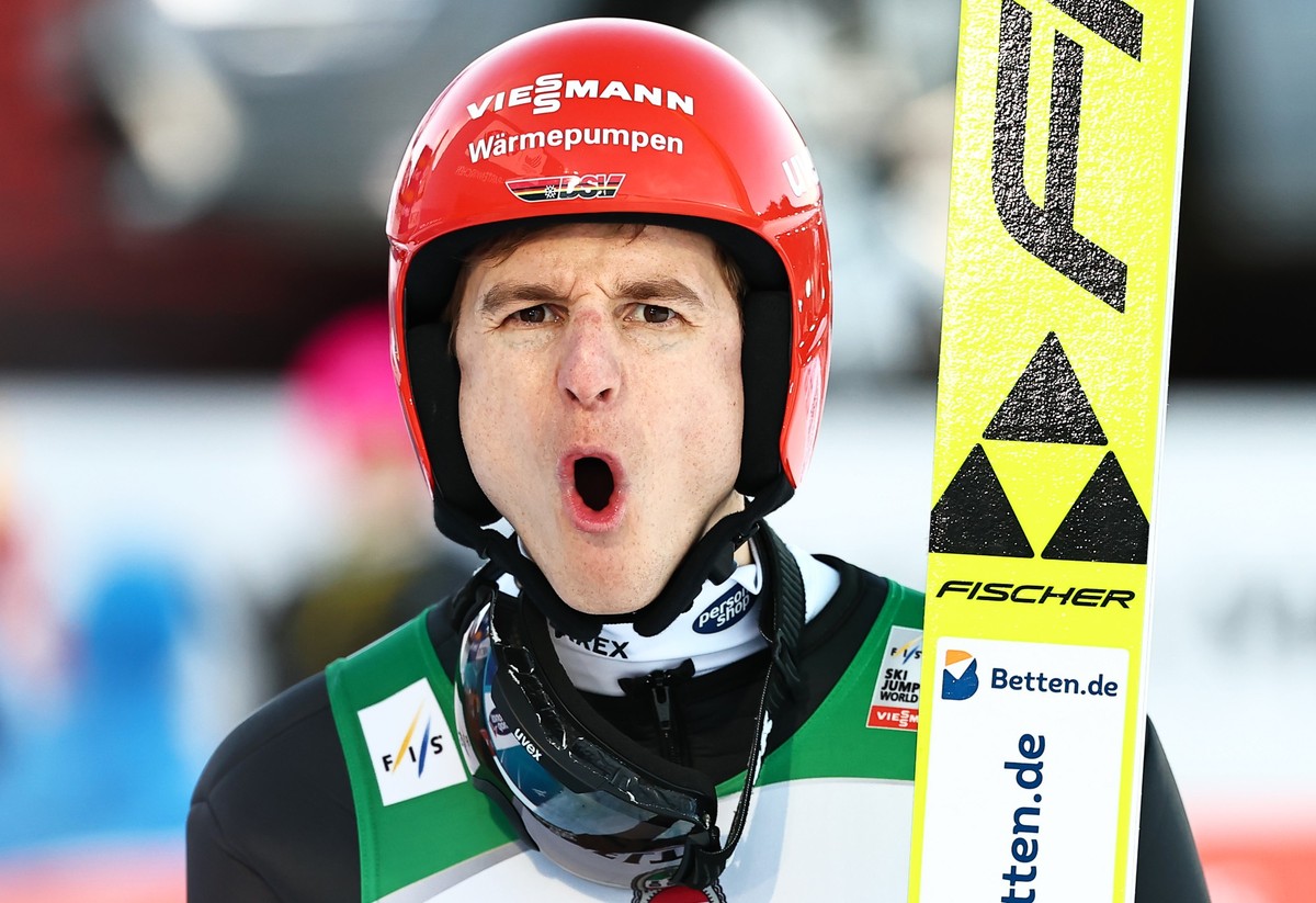 01.01.2025, Bayern, Garmisch-Partenkirchen: Ski nordisch/Skispringen: Vierschanzentournee, Weltcup, Gro�schanze, Herren, 2. Durchgang, Deutschlands Karl Geiger reagiert nach seinem Sprung. Foto: Danie ...