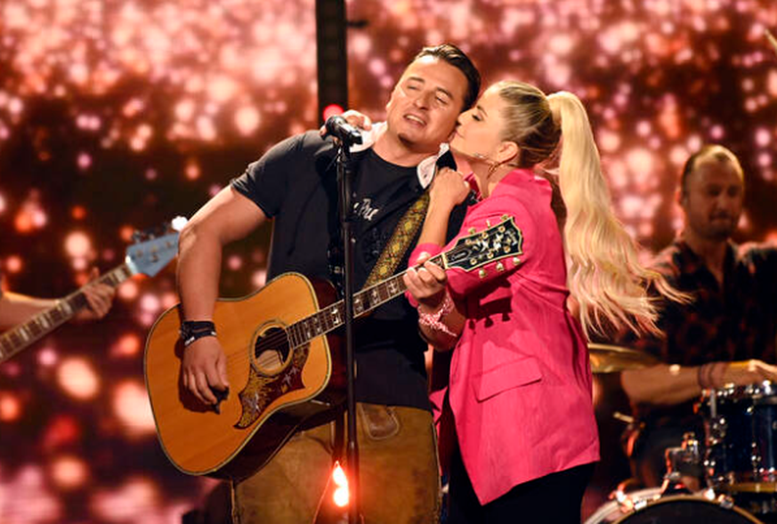 Andreas Gabalier and Beatrice Egli got closer on stage.