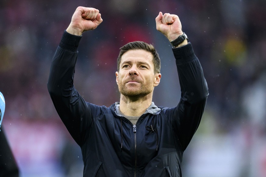 ARCHIV - 17.03.2024, Baden-Württemberg, Freiburg im Breisgau: Fußball: Bundesliga, SC Freiburg - Bayer Leverkusen, 26. Spieltag, Europa-Park Stadion. Leverkusens Trainer Xabi Alonso jubelt nach dem Sp ...