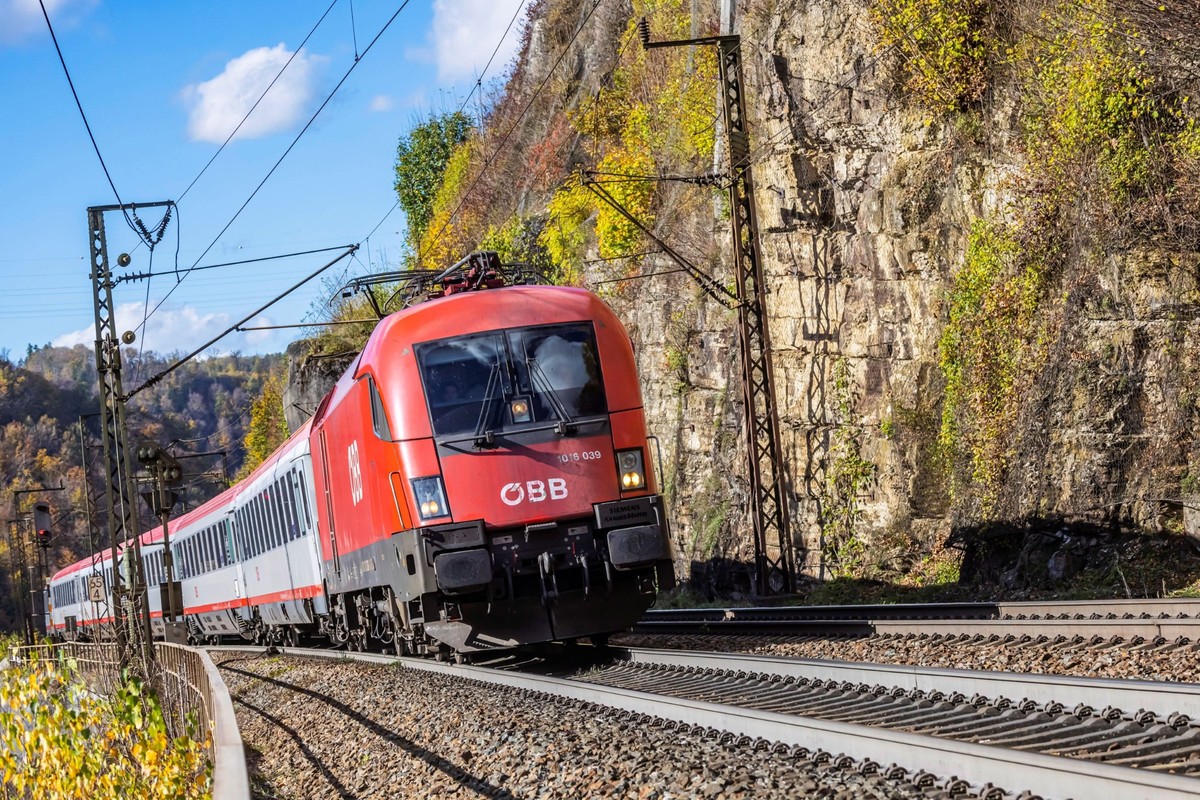 Bei internationalen Fahrten, etwa nach Österreich, müssen Bahnkund:innen aufpassen.