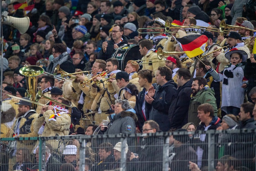 Eine Kapelle sorgt auf der Tribuene fuer Stimmung, Musikband, Musikgruppe, Fan, Fans, Zuschauer, Anhaenger, Supporter, Musik, Feature, allgemein, Randmotiv, Fussball Laenderspiel, EM-Qualifikation, Gr ...