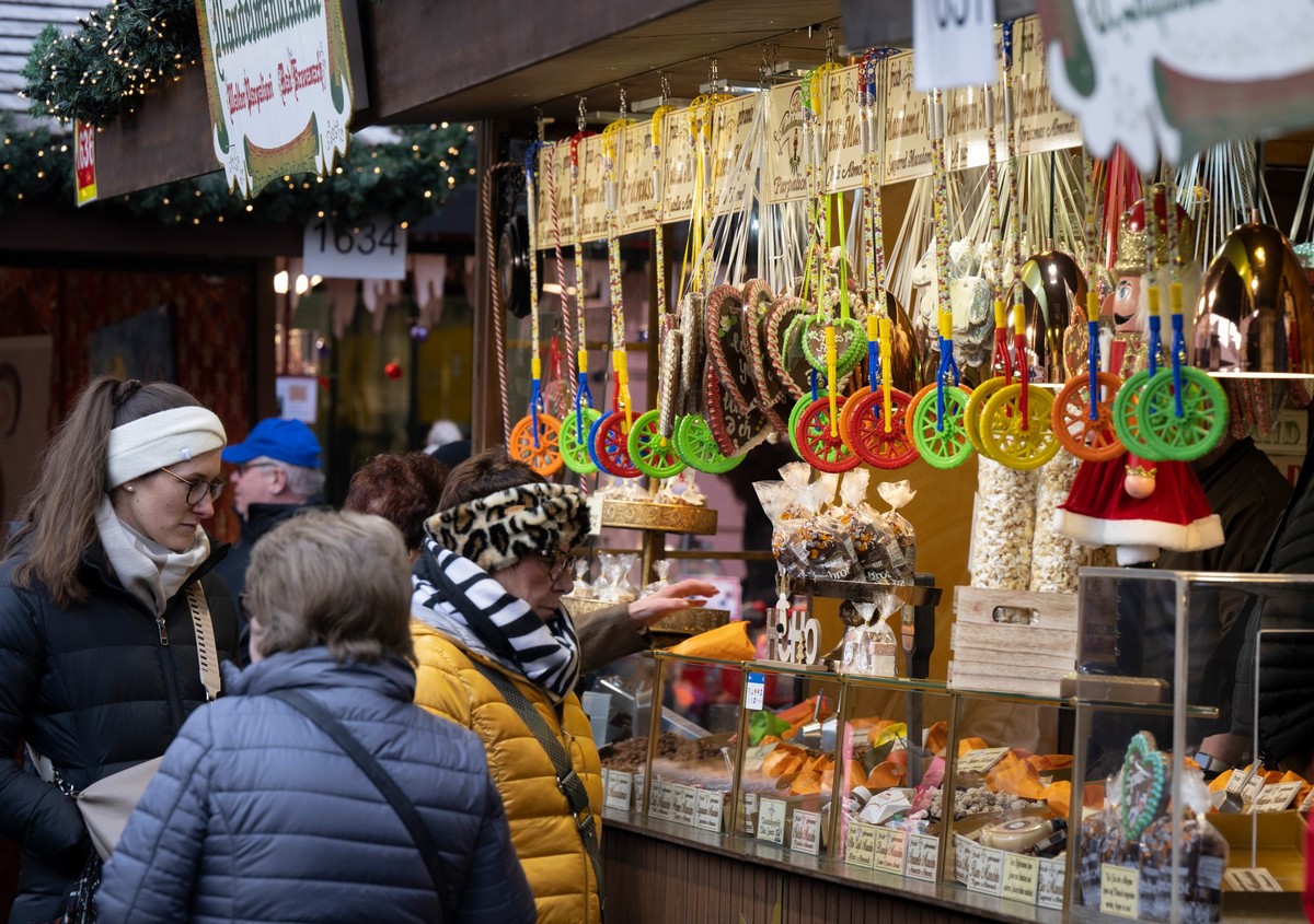13.12.2022, Rheinland-Pfalz, Mainz: Besucher auf dem Weihnachtsmarkt in Mainz. Viele der Händler und Imbissbetreiber zeigen sich mit den bisher erzielten Umsätzen zufrieden. Foto: Boris Roessler/dpa + ...
