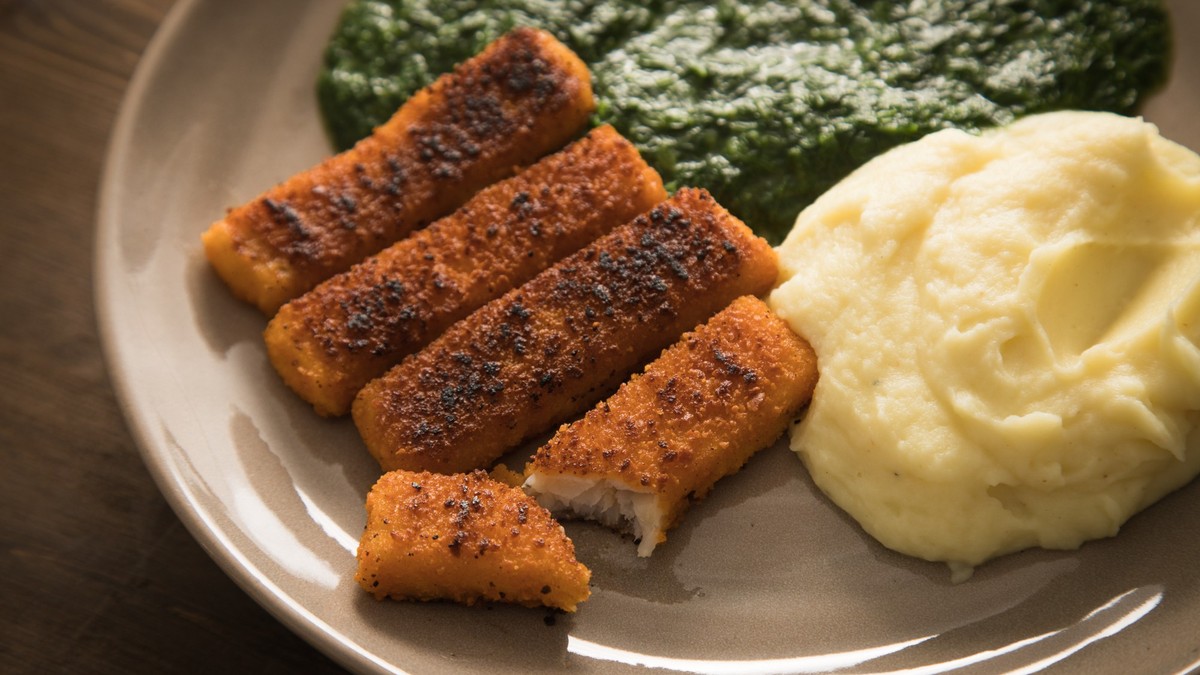 ILLUSTRATION - Kinder lieben sie - doch leider sind mehr als die Hälfte der getesteten Fischstäbchen schadstoffbelastet. (zu dpa: «Fischstäbchen: Zwei «gut», elf haben ein Schadstoffproblem») Foto: Ch ...