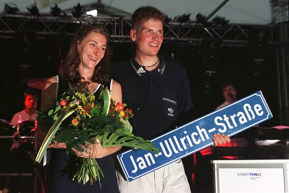 Ullrich nach dem Tour-Sieg mit seiner damaligen Freundin
