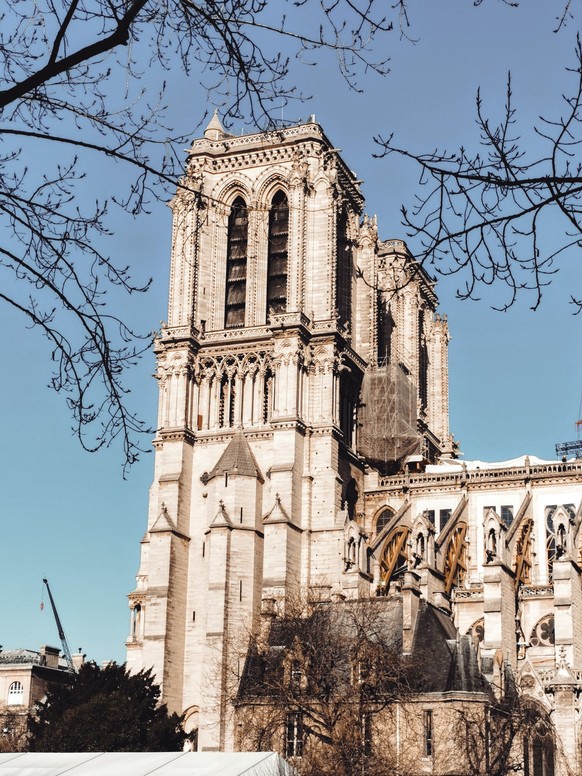 Die Notre-Dame in Paris: In Frankreich reisen Kirchenglocken der Erzählung nach zu Ostern nach Rom.
