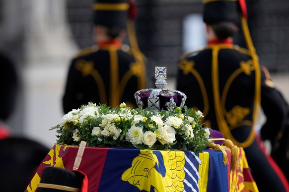 14.09.2022, Großbritannien, London: Auf einem samtenen Kissen ruht die Imperial State Crown genannte Krone, die Elizabeth II. traditionell zur Parlamentseröffnung trug, während der Prozession vom Buck ...