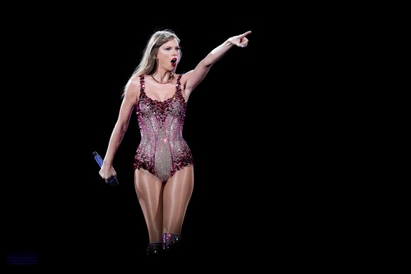 ARCHIV - 10.11.2023, Argentinien, Buenos Aires: Sängerin Taylor Swift tritt im Monumental-Stadion während ihres Eras-Tour-Konzerts auf. Der Pop-Superstar hat in Sydney mit einer Freundin ohne Vorankün ...
