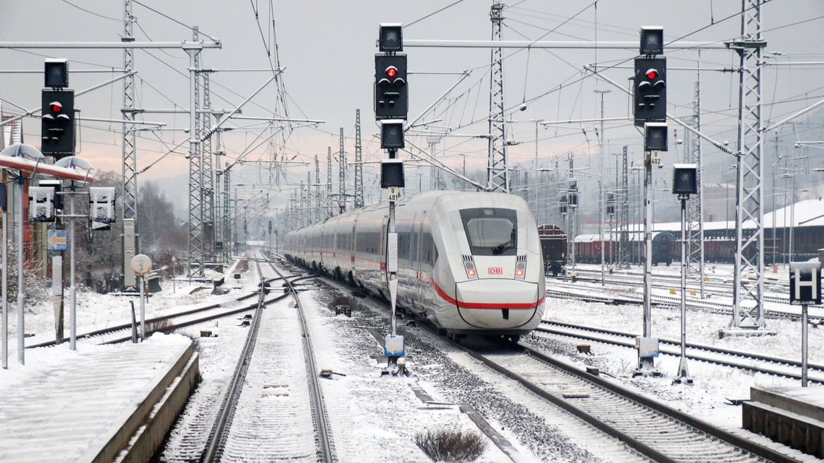20.01.2023, Bad Hersfeld, Hessen, GER - ICE faehrt im Winter bei Schnee im Bahnhof ein. aussen, Aussenaufnahme, Bad Hersfeld, Bahn, Bahnhof, Bahnsignale, Bahnstation, Bahnsteig, Bahnverkehr, DB, deuts ...