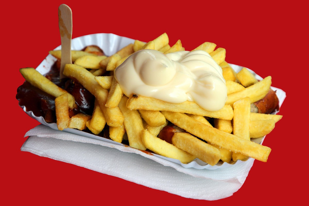 Weltweite Verbreitung von Pommes frites BEARBEITET: Eine Currywurst mit Pommes frites und Mayonnaise, auch als Pommes rot-wei� genannt *** Worldwide distribution of French fries WORKED A curry sausage ...