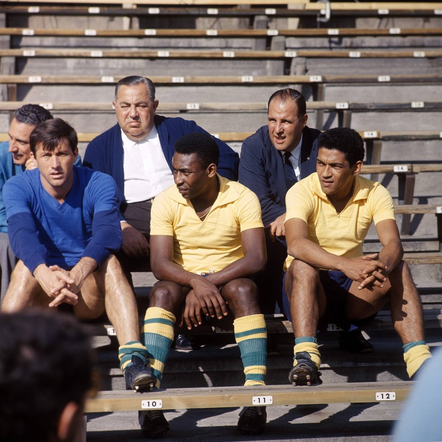Pelé (M.) und Garrincha (r.) im Jahr 1966