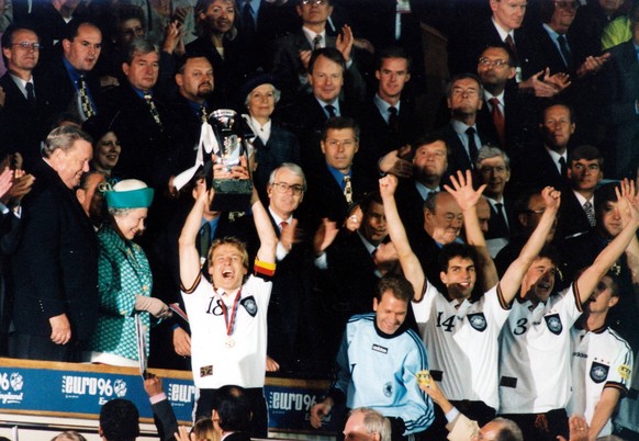 Siegerehrung EM 1996: Europameister J�rgen Klinsmann (BR Deutschland) pr�sentiert den Pokal, daneben v.li.: UEFA Pr�sident Lennart Johannsson (Schweden), Queen Elizabeth II. von England, Torwart Andre ...