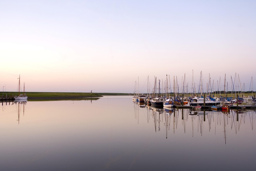 Krabbenkutter im Fischerhafenhafen von Greetsiel (Ostfriesland).