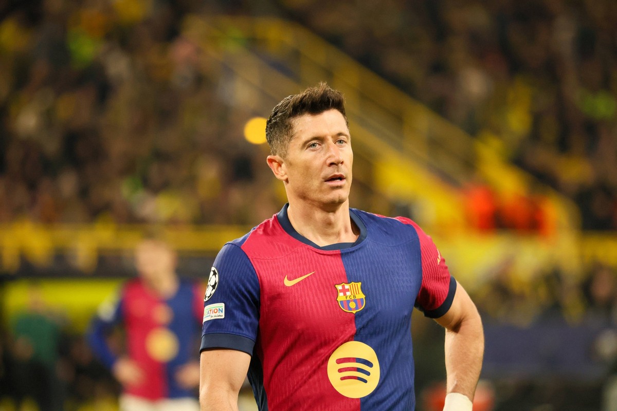15.04.2025, xfanx, Fussball UEFA Champions League, Borussia Dortmund - FC Barcelona, Barca v.l. Robert Lewandowski FC Barcelona DFL/DFB REGULATIONS PROHIBIT ANY USE OF PHOTOGRAPHS as IMAGE SEQUENCES a ...