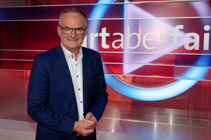 ARCHIV - 31.10.2022, Nordrhein-Westfalen, Köln: Der Moderator Frank Plaßberg steht nach einer live Produktion der Diskussionssendung &quot;Hart aber fair&quot; im Studio. (zu dpa &quot;Ende bei «hart  ...