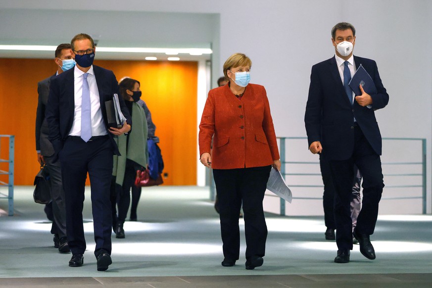 ARCHIV - 16.11.2020, Berlin: Bundeskanzlerin Angela Merkel (CDU, M), Michael M