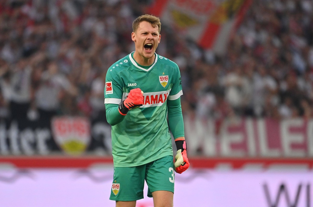 Torwart Alexander NUEBEL VFB Stuttgart, Jubel,Freude,Begeisterung,, Aktion,Einzelbild,angeschnittenes Einzelmotiv,Halbfigur,halbe Figur. Fussball 1. Bundesliga Saison 2024/2025, 4.Spieltag, Spieltag04 ...