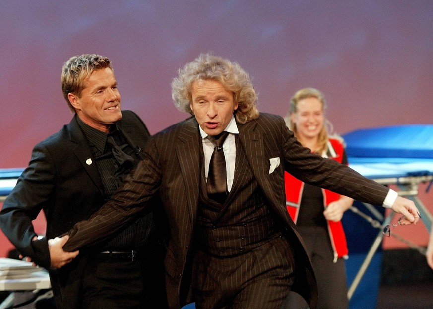 Bildnummer: 50312317 Datum: 04.10.2003 Copyright: imago/Wall
Musiker Dieter Bohlen (li.) beginnt einen Zweikampf mit Moderator Thomas Gottschalk (beide GER) - während der ZDF Sendung -Wetten dass- , P ...