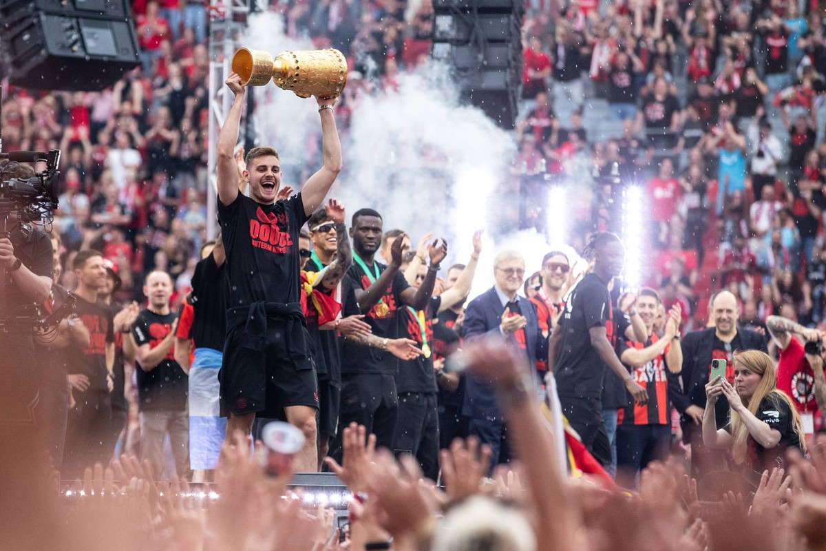 COMING HOME: Bayer 04 Leverkusen, Meisterfeier 26.05.2024. Josip Stanisic Bayer 04 Leverkusen, 2 COMING HOME: Bayer 04 Leverkusen, Meisterfeier Leverkusen, BayArena 26.05.2024. *** COMING HOME Bayer 0 ...