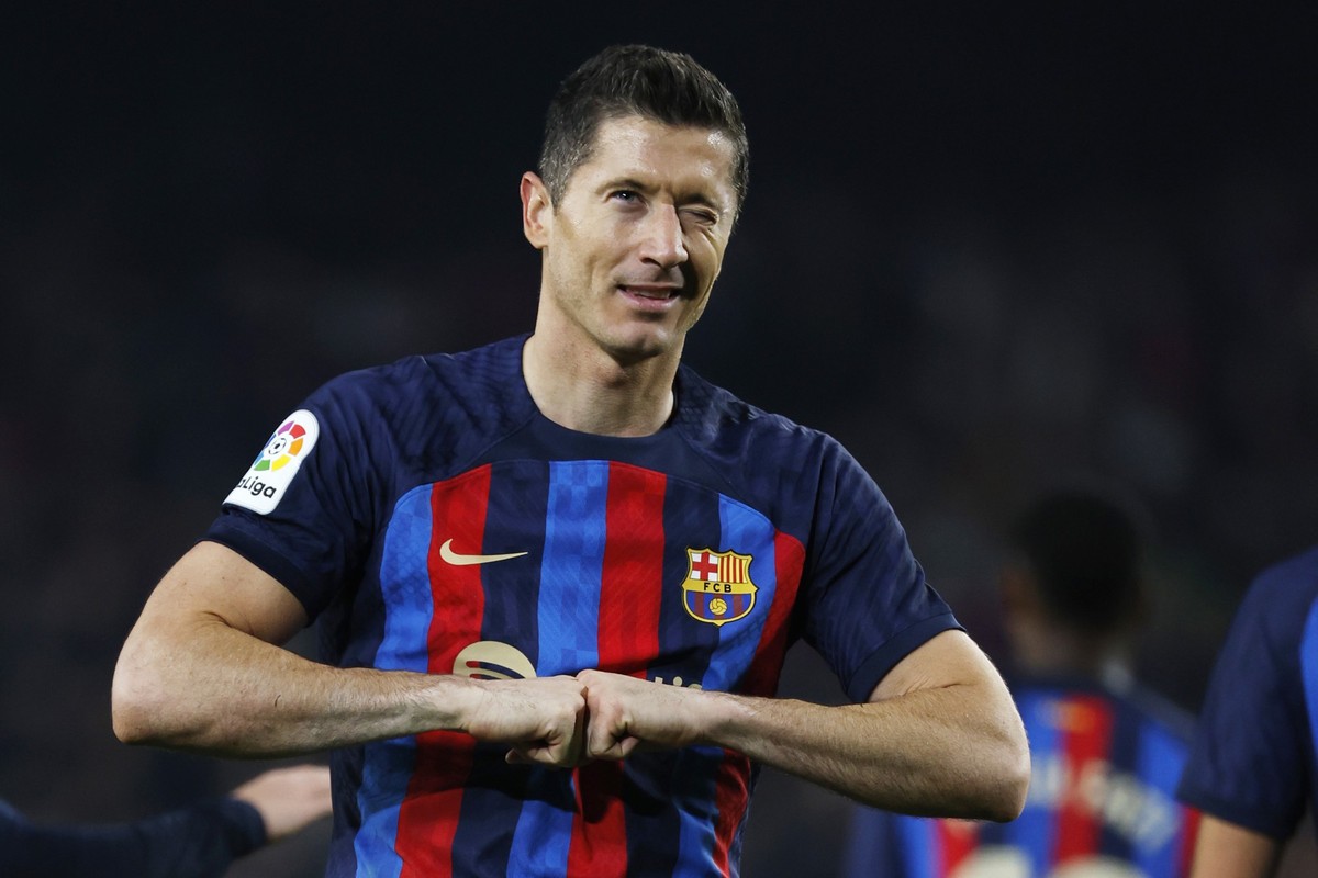 19.02.2023, Spanien, Barcelona: Fußball: Primera División, Spanien, FC Barcelona - FC Cádiz, 22. Spieltag, Camp Nou: Barcelonas Robert Lewandowski jubelt nach seinem zweiten Tor. Foto: Joan Monfort/AP ...