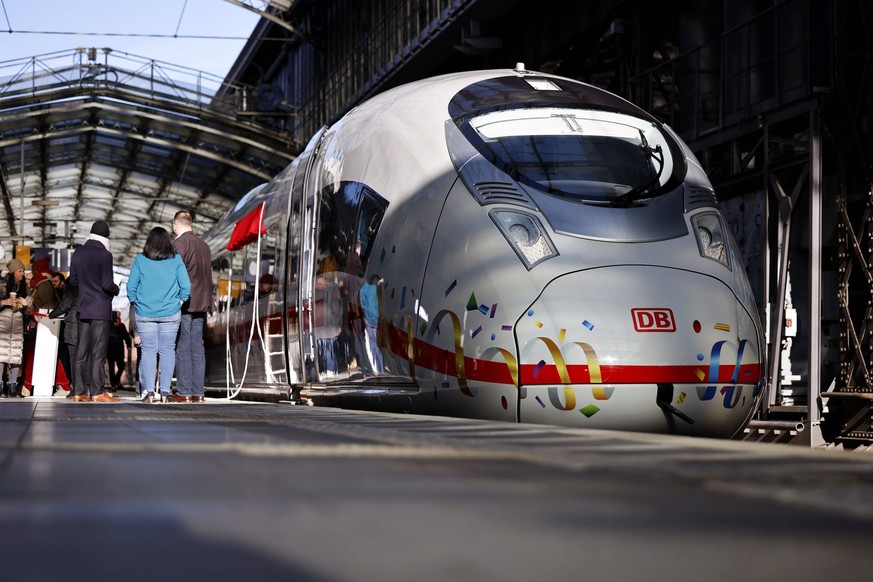 Die geschmückte Front des neuen Zugs bei der Taufe des ersten ICE 3neo auf den Namen Rheinland im Kölner Hauptbahnhof. Köln, 08.02.202 NRW Deutschland *** The decorated front of the new train at the c ...