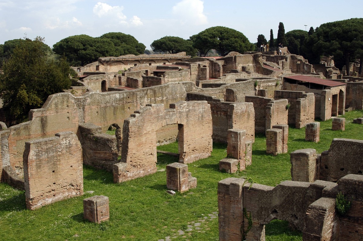 Ostia Antica. Cardo Maximus. Ostia Antica. The Cardo Maximus from the north-west. Italy. Ostia Campania Italy PUBLICATIONxNOTxINxESP Copyright: xKenaxImagesx 353-14557