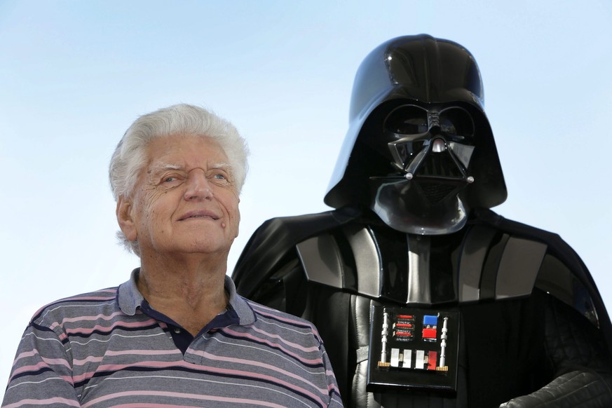 ARCHIV - 12.10.2015, Spanien, Sitges (barcelona): Der britische Schauspieler David Prowse, der Darth Vader in der urspr