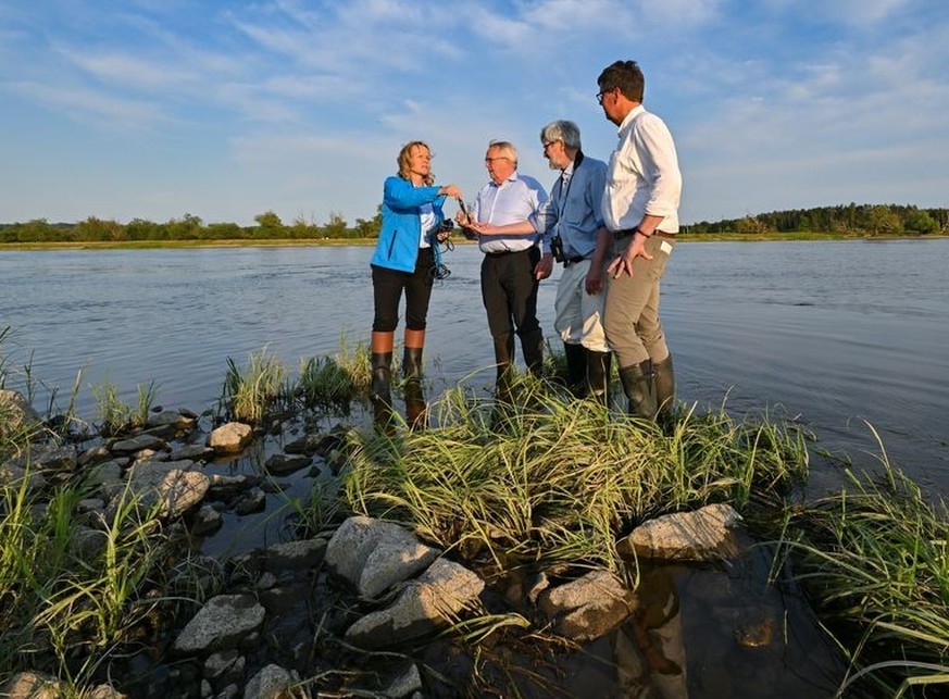 05.06.2023, Brandenburg, Criewen: Steffi Lemke (l-r, Grüne), Bundesumweltministerin, Till Backhaus (SPD), Umweltminister von Mecklenburg-Vorpommern, Axel Vogel (Grüne), Umweltminister von Brandenburg  ...