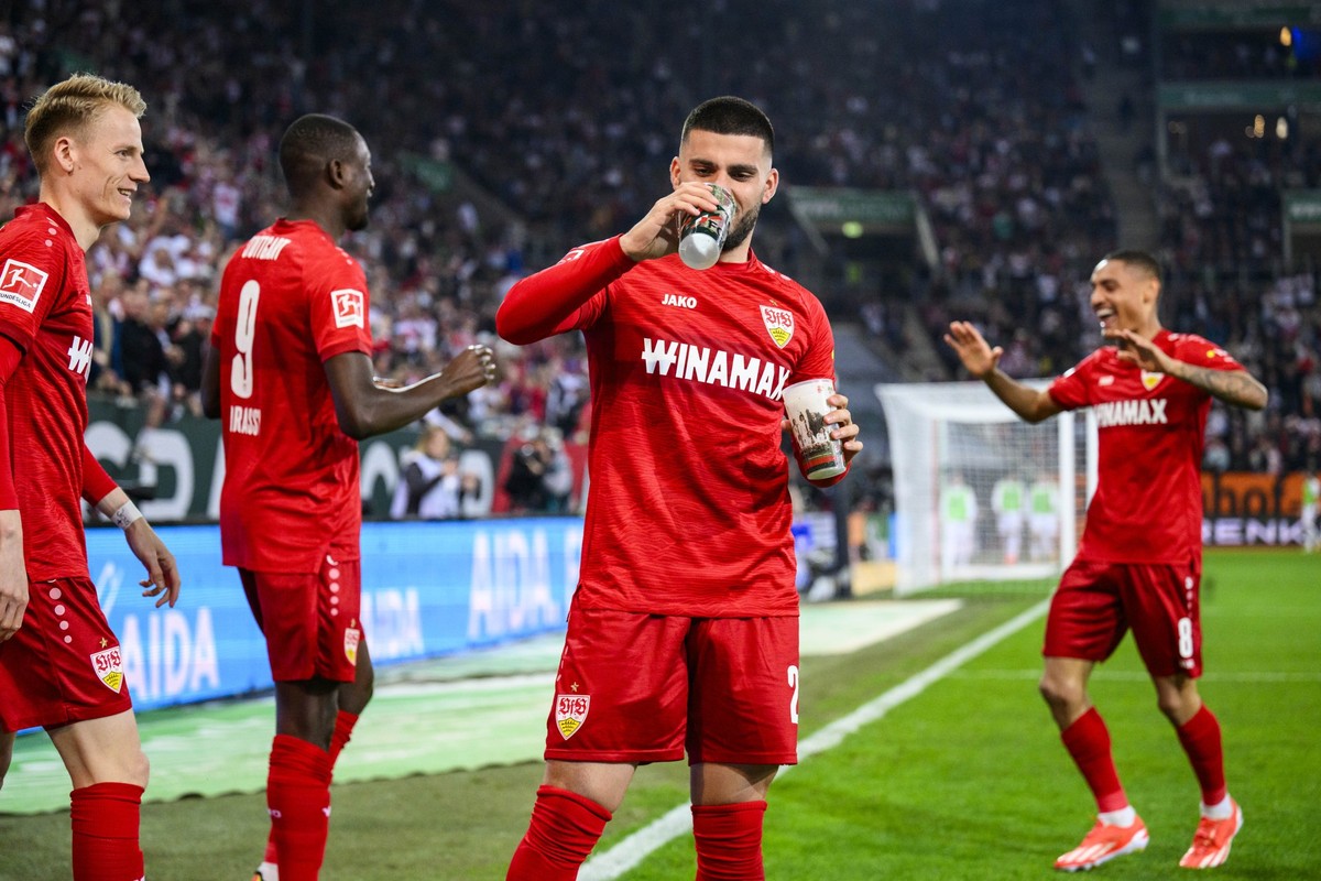 10.05.2024, Bayern, Augsburg: Fußball: Bundesliga, FC Augsburg - VfB Stuttgart, 33. Spieltag, WWK-Arena. Stuttgarts Serhou Guirassy (2.v.l) jubelt nach seinem Tor zum 0:1 mit Stuttgarts Deniz Undav (2 ...