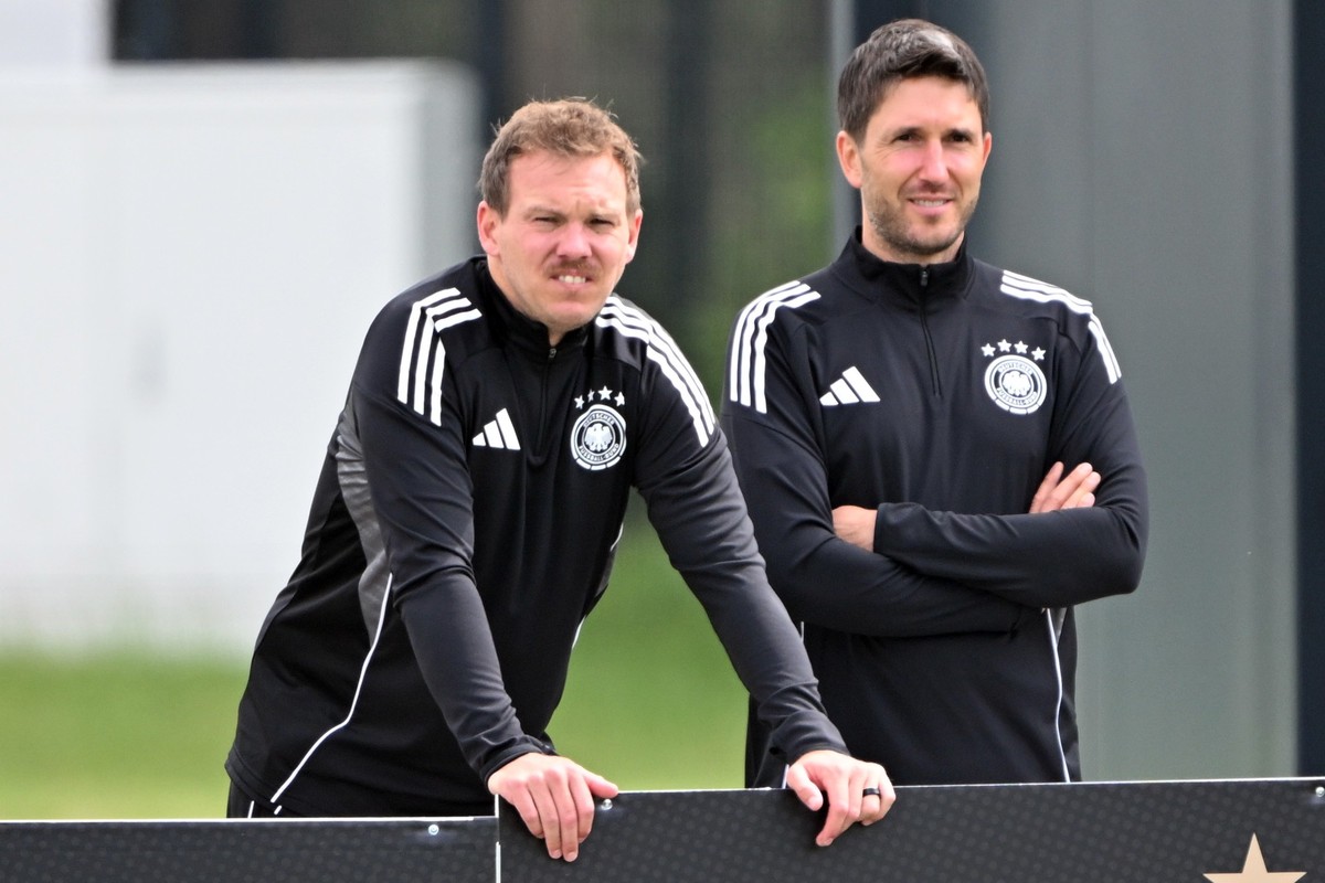 03.06.2025, Bayern, Herzogenaurach: Fußball: Nationalmannschaft, vor dem Nations-League-Halbfinale Deutschland - Portugal, Deutschlands Bundestrainer Julian Nagelsmann (l) und Benjamin Glück, Assisten ...