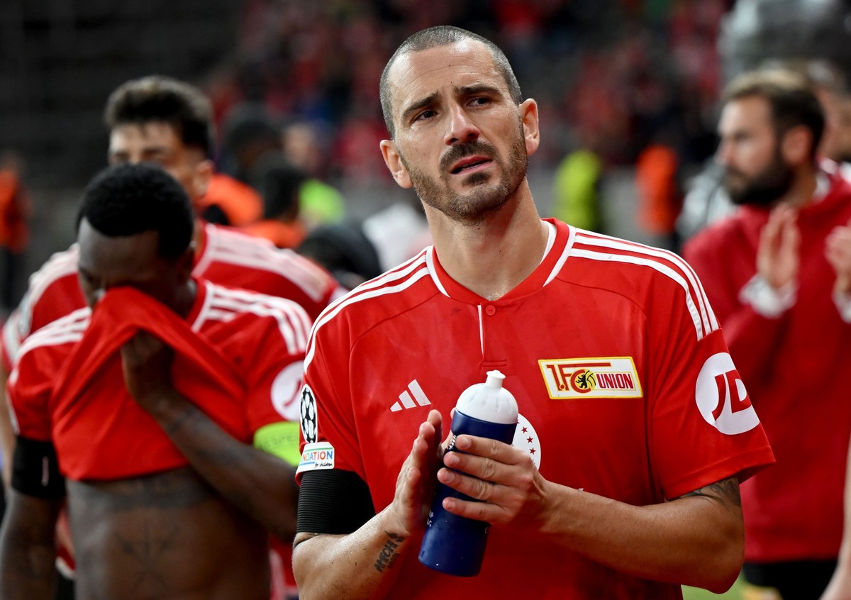 ARCHIV - 03.10.2023, Berlin: Fu�ball: Champions League, 1. FC Union Berlin - SC Braga, Gruppenphase, Gruppe C, 2. Spieltag, Olympiastadion, Unions Leonardo Bonucci bedankt sich nach dem Spiel bei den  ...