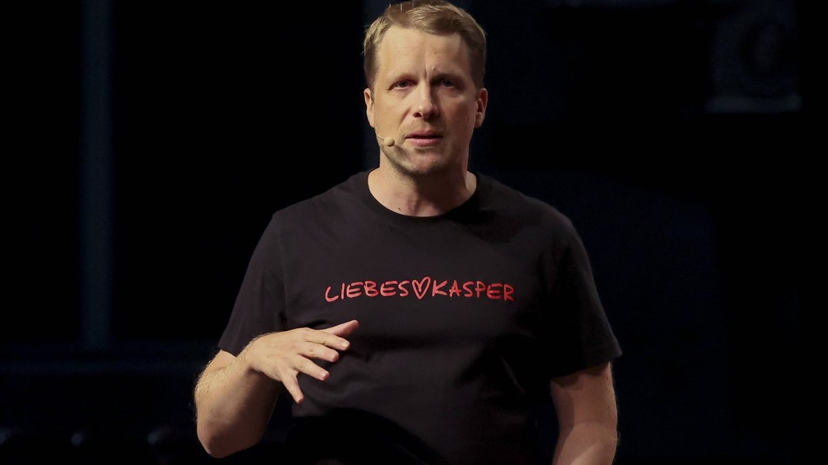 Oliver Pocher steht auf der Buehne und praesentiert sein Programm, Der Liebeskasper, Oliver Pocher, Friedrich-Ebert-Halle, 12.05.2024, Ludwigshafen, Deutschland. *** Oliver Pocher is on stage and pres ...