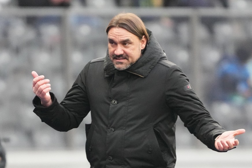 12.02.2023, Berlin: Fußball: Bundesliga, Hertha BSC - Borussia Mönchengladbach, 20. Spieltag, Olympiastadion, Gladbachs Cheftrainer Daniel Farke breitet am Spielfeldrand die Arme aus. Foto: Soeren Sta ...