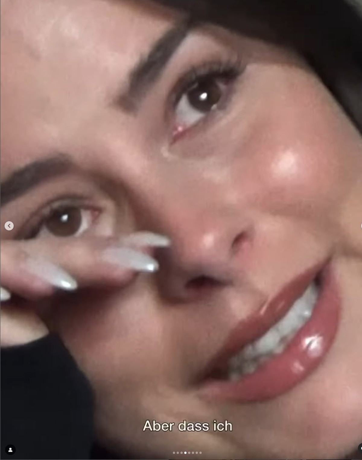 Lena zeigt sich in einem emotionalen Moment.