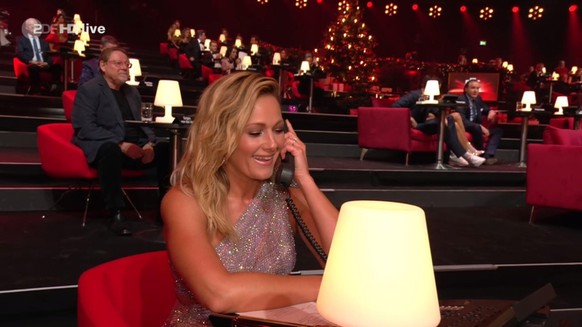 Helene Fischer nimmt die Spendenanrufe entgegen.