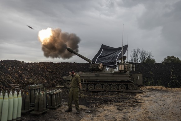 ARCHIV - 15.01.2024, Israel, ---: Israelische Soldaten feuern nahe der Grenze zum Libanon eine mobile Haubitze ab. (zu dpa: «Neue israelische Angriffe im Gazastreifen und im Südlibanon») Foto: Ilia Ye ...