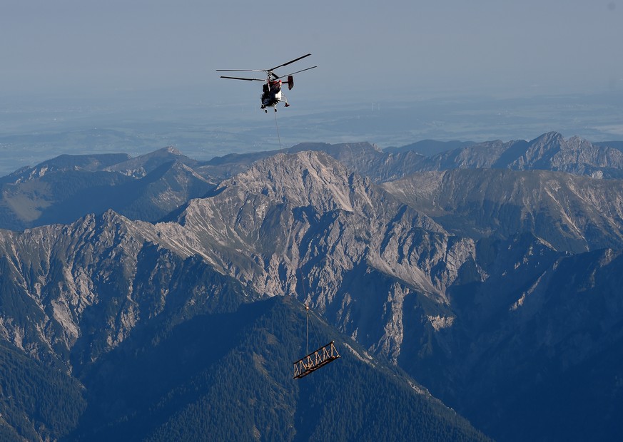 05.09.2018, Bayern, Grainau: Ein Schwerlasthubschrauber des Typs Kamow Ka-32 transportiert Teile des Baukrans auf der Zugspitze ab. Foto: Angelika Warmuth/dpa +++ dpa-Bildfunk +++