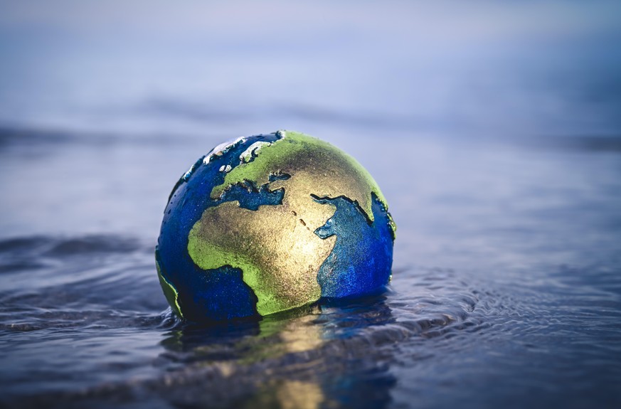 Erdkugel im Wasser, Symbolfoto Klimawandel