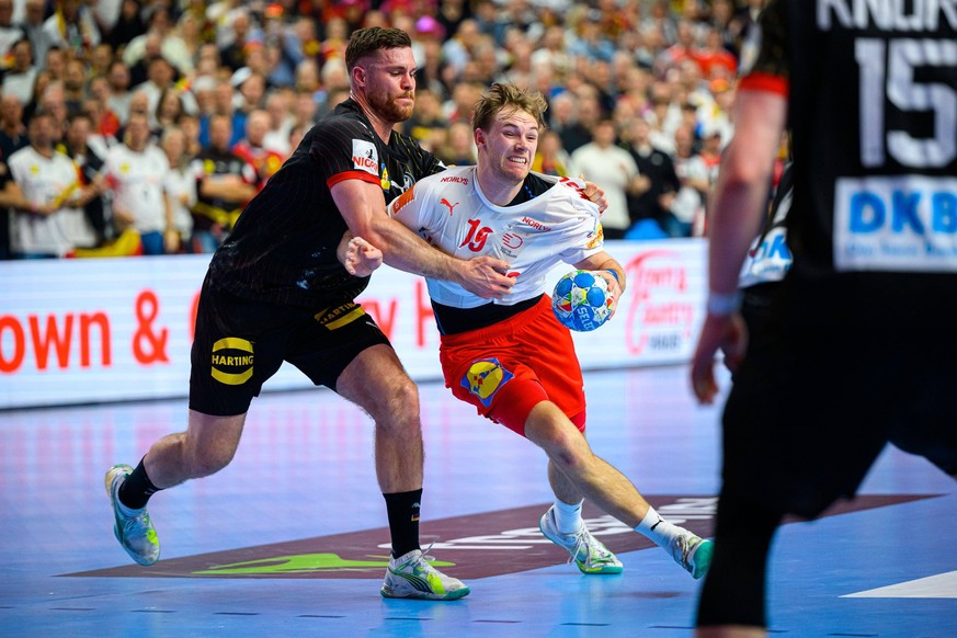 Koeln, Deutschland: Handball EM 2024 - Halbfinale - Daenemark - Deutschland v. li. im Zweikampf Johannes Golla Deutschland, Daenemarks Mathias Gidsel Köln Lanxess Arena Deutschland *** Cologne, German ...