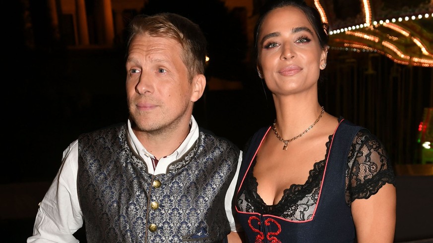 ARCHIV - 18.09.2022, Bayern, München: Der Comedian Oliver Pocher und seine Frau Amira feiern beim Almauftrieb&quot; vor dem Käfer-Zelt auf dem Oktoberfest. In einem Prozess um einen Einbruch wird am 2 ...