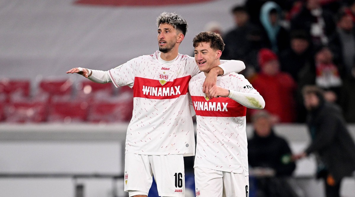 Fussball DFB Pokal 2023/2024 Achtelfinale 06.12.2023 VfB Stuttgart - Borussia Dortmund VfB Stuttgart JUBEL nach dem TOR zum 2 - 0, v. li., mit Atakan Karazor und Angelo Stiller *** Football DFB Pokal  ...