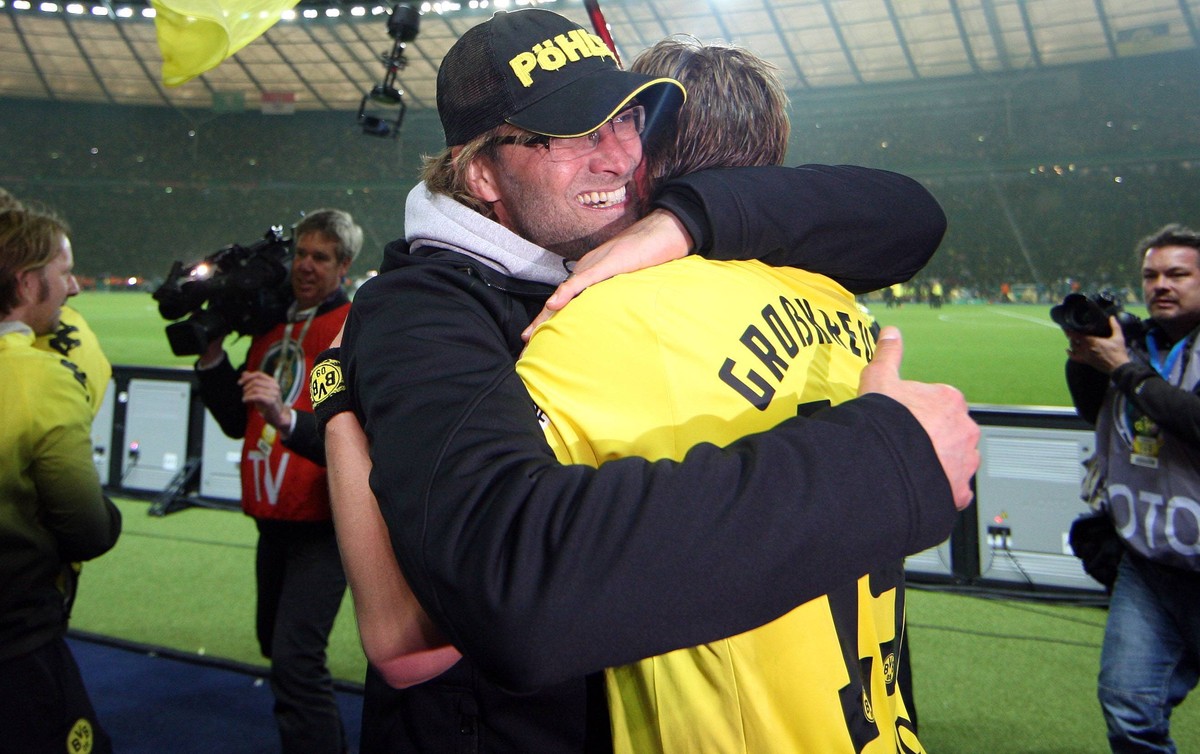 Doublesieger 2012: Kevin Großkreutz bekommt eine dicke Umarmung vom damaligen BVB-Trainer Jürgen Klopp. Die Pöhler-Kappe wird leider nicht verlost.