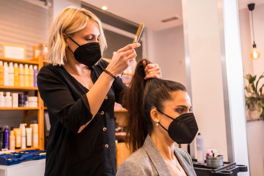 Ab dem ersten März dürfen Friseure wieder öffnen – unter strengen Hygienemaßnahmen. (Symbolbild)