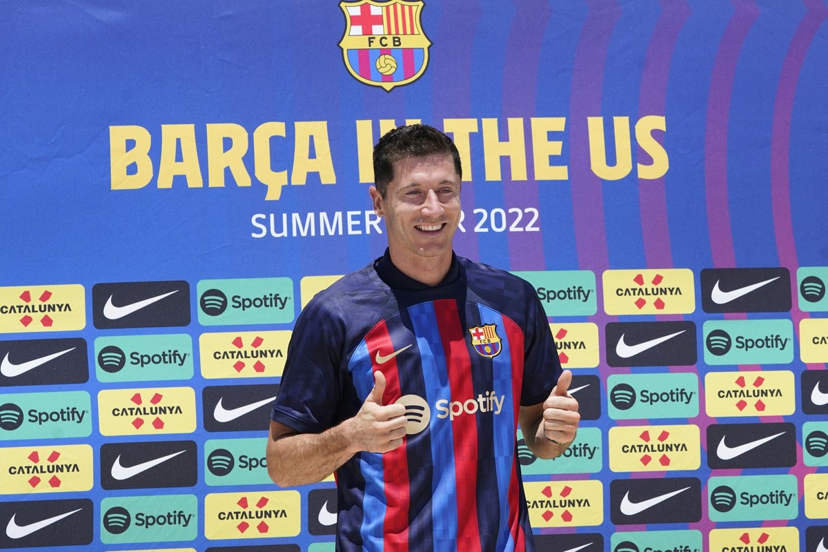 dpatopbilder - 20.07.2022, USA, Fort Lauderdale: Robert Lewandowski, Fu�ballprofi aus Polen, tr�gt sein neues Fu�balltrikot des FC Barcelona. Der Transfer von Robert Lewandowski hat beim FC Barcelona  ...