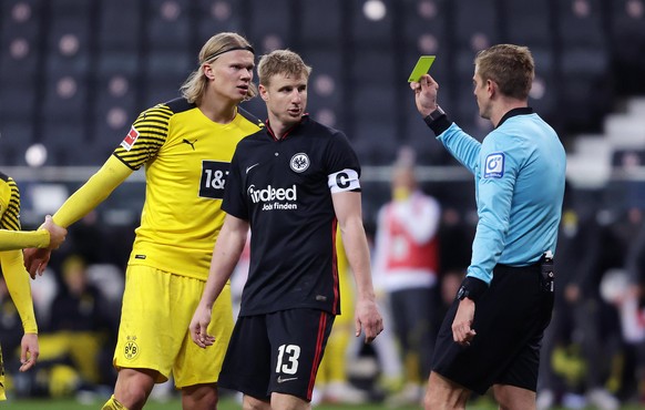 Schiedsrichter Robert Schröder zeigt Erling Haaland (-9-, BVB) und Martin Hinteregger (-13-, Frankfurt) die Gelbe Karte. DFL regulations prohibit any use of photographs as image sequences and/or quasi ...