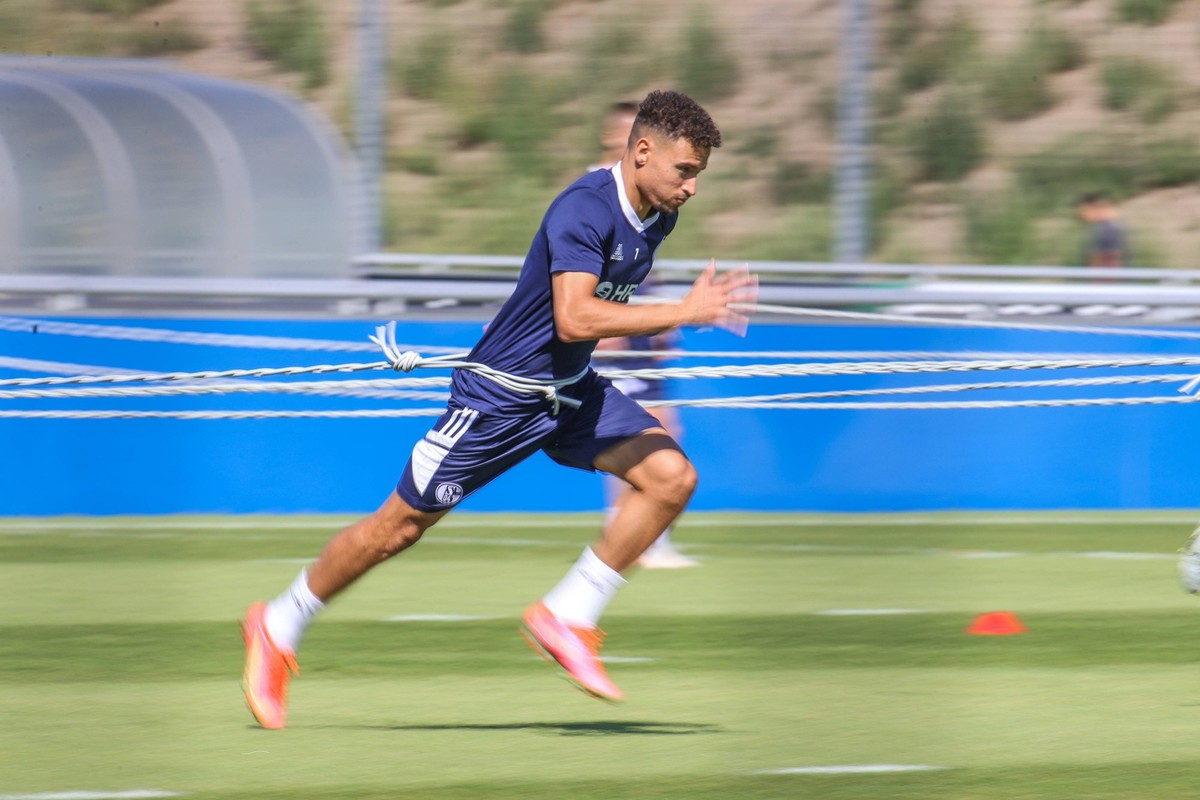 Im Schalke-Training hängt sich Jordan Larsson schon voll rein, laut seinem Sportdirektor geht er mit "Leidenschaft" an seine Arbeit.